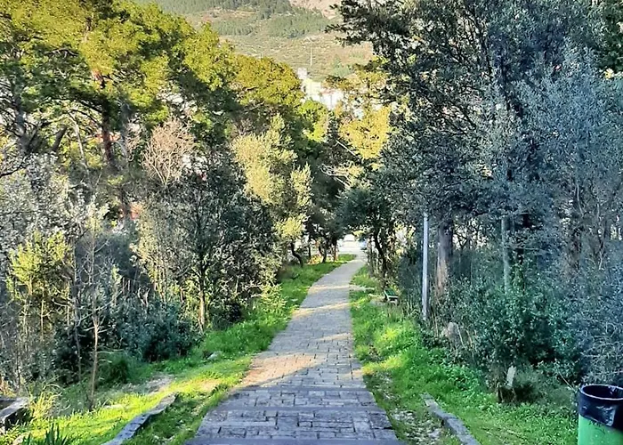 Laura - Center Makarska