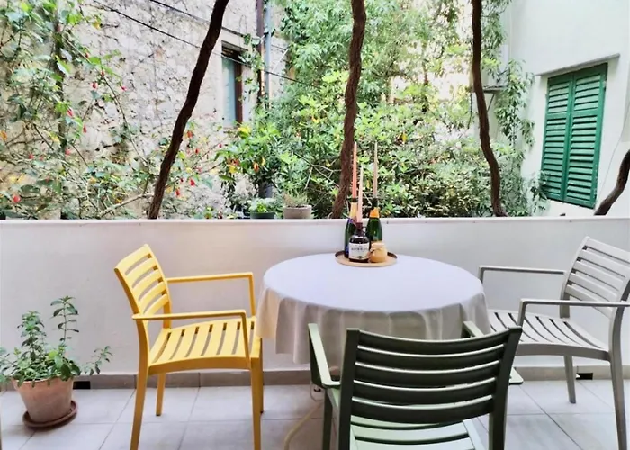 Laura - Center * Μακάρσκα